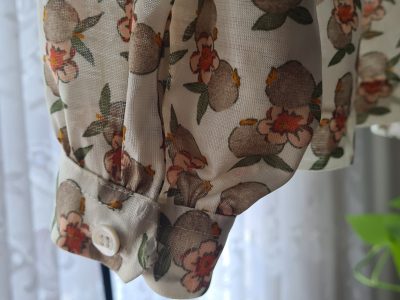 Blumige vintage Langarmbluse